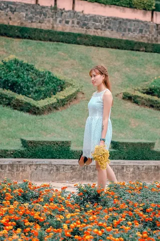 女式白色无袖连衣裙，有黄色花朵