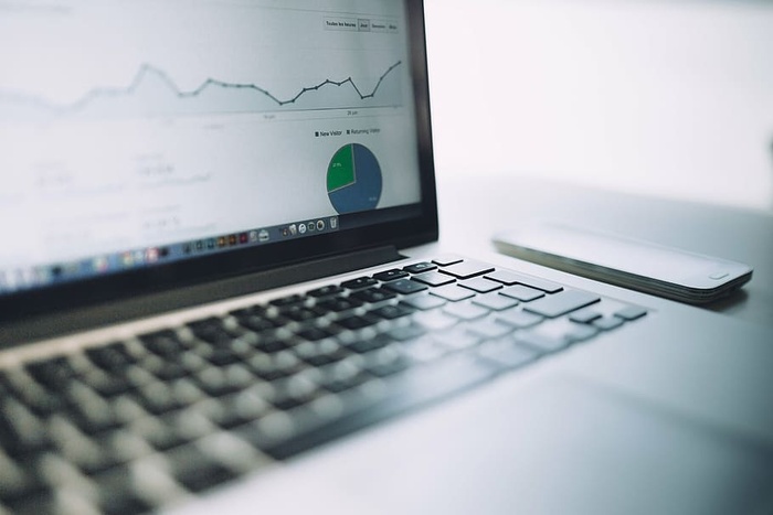 银色macbook pro，macbook，pro，focus，photo，analytics，charts，traffic