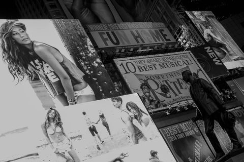 男人和女人的灰阶照片