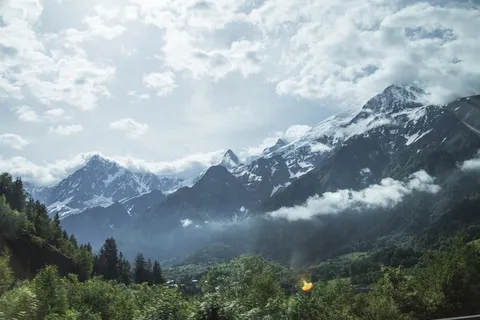 山,树木,多云,天空,白天,黑色,有盖,白色 山,树木,多云,天空,白天,黑色,有盖,白色