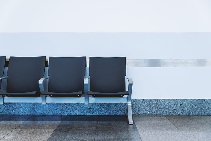 机场的现代化候机区。空座位
