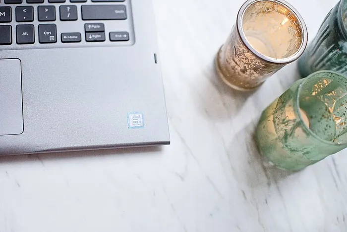 绿色和棕色玻璃烛台