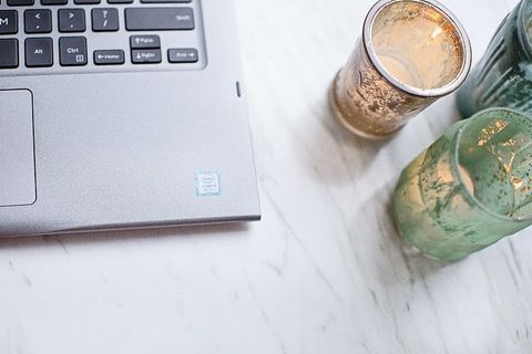 绿色和棕色玻璃烛台