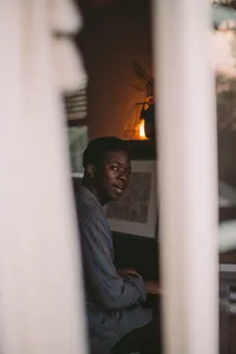 身穿灰色和蓝色连衣裙衬衫的男子