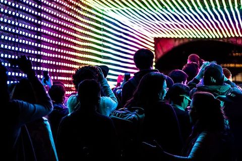 一群人坐在昏暗的房间里的椅子上