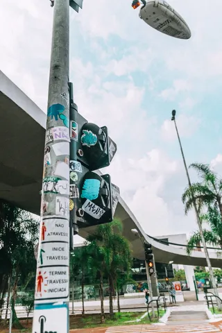 建筑物附近的灰色路标