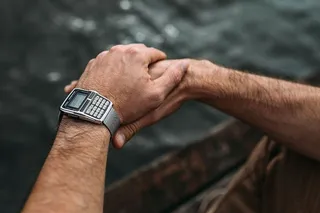 男人手腕上的特写葡萄酒手表