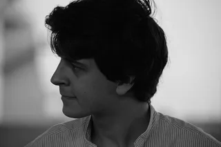 身穿条纹领上衣的男子