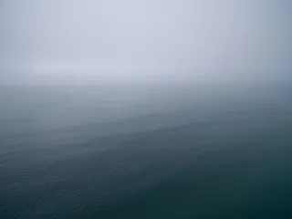 灰色云层下的海洋俯视图