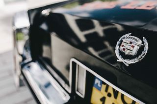 古董黑铬卡迪拉克轿车特写镜头