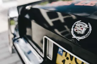 古董黑铬卡迪拉克轿车特写镜头