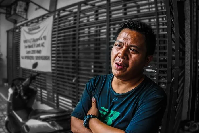 男子站在摩托车旁的选择性彩色摄影