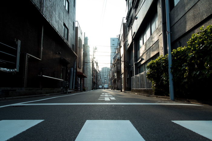 建筑物之间道路上的车辆