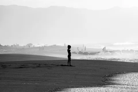 灰度绘画人, 站立, 空, 字段, 灰度, 照片, 人, 海滨 灰度绘画人, 站立, 空, 字段, 灰度, 照片, 人, 海滨