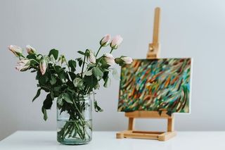 有花和画的黑猫