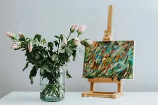 有花和画的黑猫