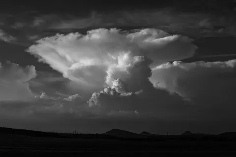 山上的云，风暴下的山，黑白，云景，暴风雨，喜怒无常，自然，天空
