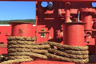 缠绕在系船柱上的绳子