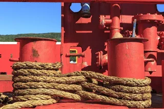 缠绕在系船柱上的绳子