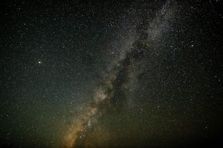 在无云的夜晚从地球上看到的银河系