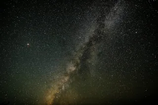 在无云的夜晚从地球上看到的银河系