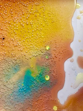 澳大利亚斯蒂芬街第八单元/37号雅拉维尔五彩溢出液体，气泡、泡沫、液滴、岩石