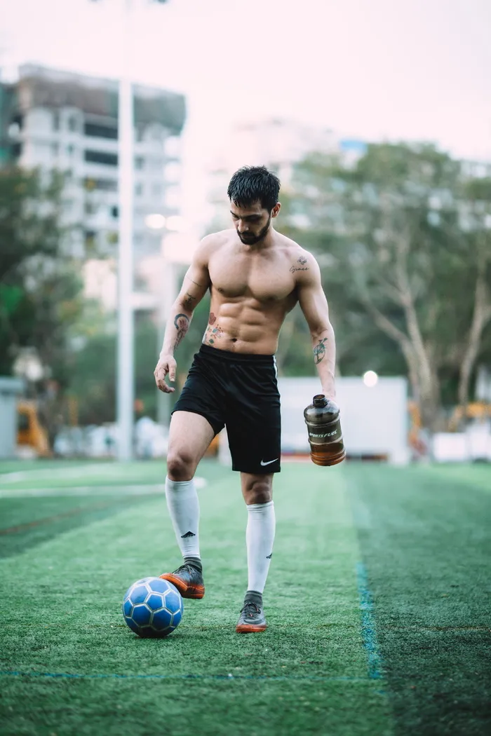 男子白天踢足球