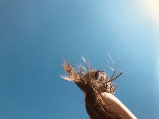 站在蓝天下的女人