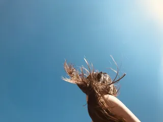 站在蓝天下的女人