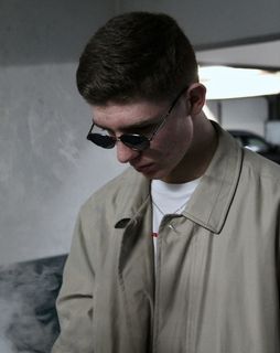 采购产品人，人，衣服，衣服，太阳镜，配件，配件，外套