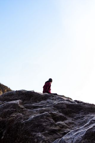 坐在灰色岩石山上的人