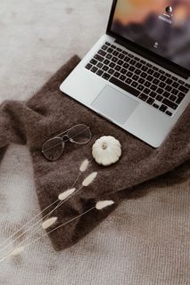 笔记本电脑、眼镜和小白南瓜