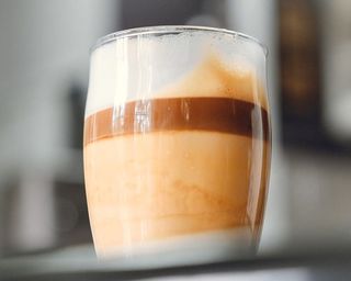 咖啡，咖啡杯，杯子，牛奶，泡沫，棕色，黄色，厨房