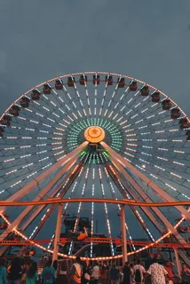 灰色天空下摩天轮前的人们 灰色天空下摩天轮前的人们