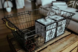 金属篮子里的钻石灯泡