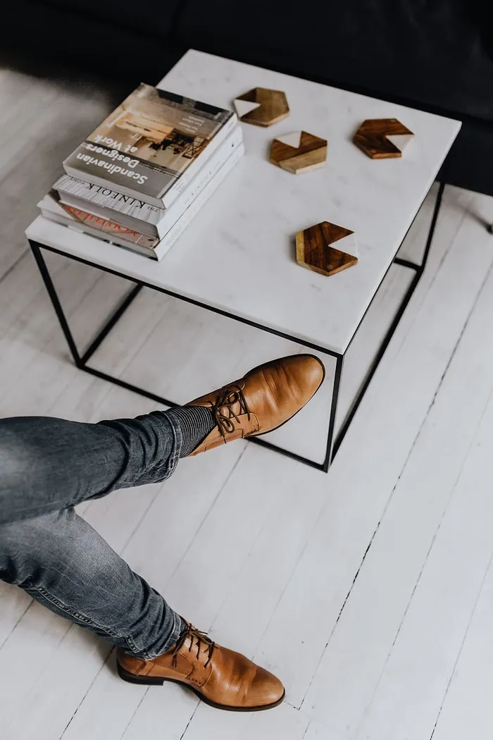 在斯堪迪公寓工作的男人