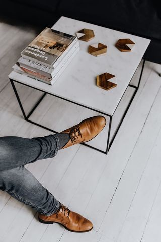 在斯堪迪公寓工作的男人