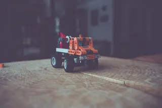棕色平板上乐高卡车玩具的特写照片