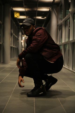 身穿棕色夹克的男子