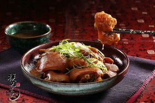 棕色托盘上油炸肉的食物摄影