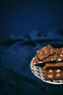 合上一块坚果巧克力 合上一块坚果巧克力