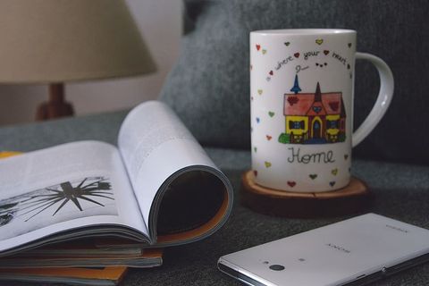 咖啡、家庭、杂志、杯子、电话、娱乐、阅读、娱乐