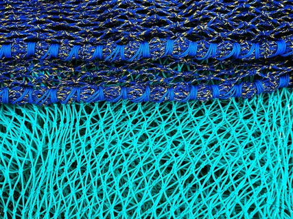 蓝绿色表面上的蓝色网