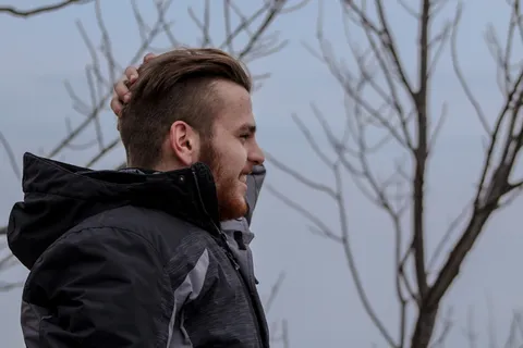 男人，站着，光秃秃的，树，人，侧面，外套，夹克