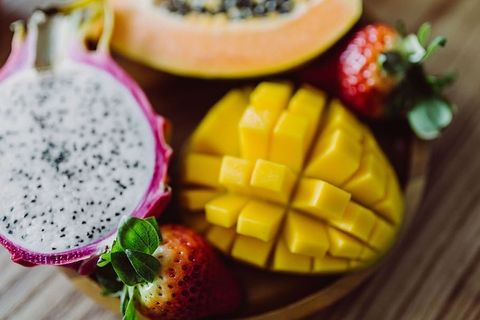 木桌上的奇异水果