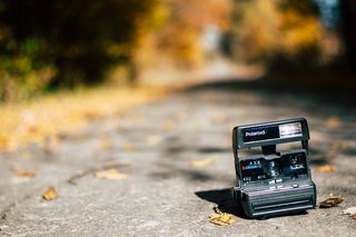 陆地上黑色宝丽来陆地相机的选择性聚焦摄影