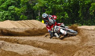 桑迪体育场上驾驶土制摩托车的人