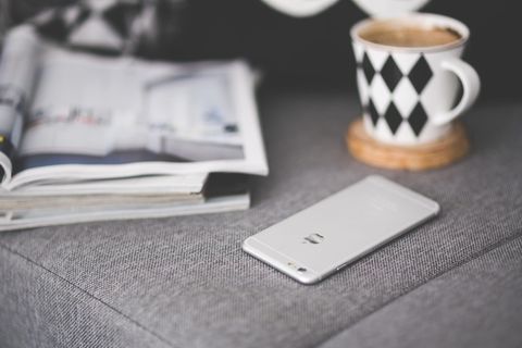 关闭灰色沙发上的手机