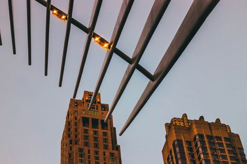 白天混凝土建筑物的低角度摄影