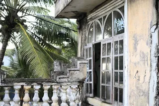 在斯里兰卡，hikkaduwa，一座废弃的建筑，废弃的，荒凉的，空荡荡的，破碎的，破碎了的